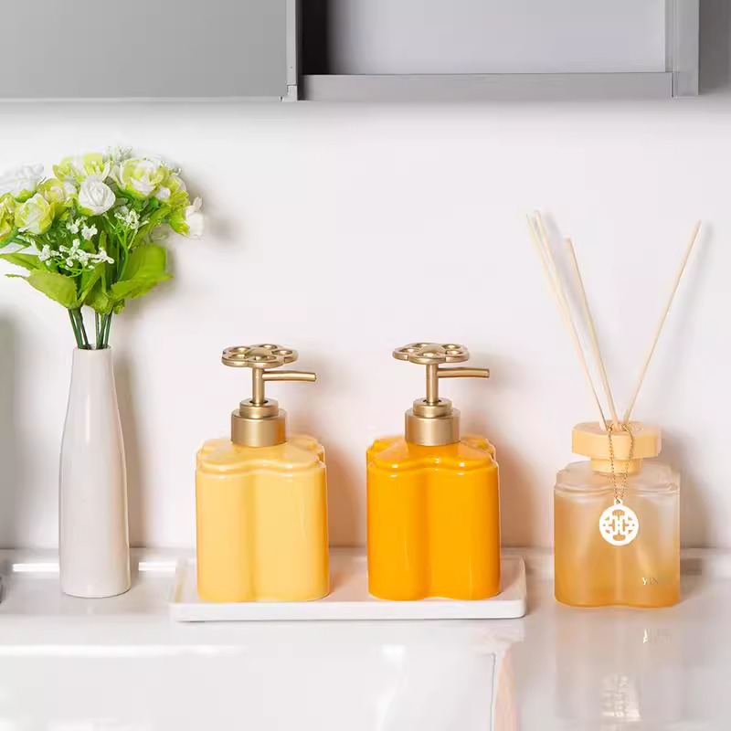 Water Bottle Blank - Moderne orangefarbene florale Keramik-Lotionsflasche für Badezimmer,